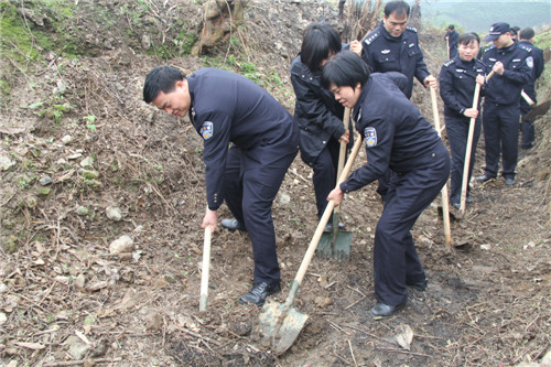 光,副局长张华刚,覃寿稳带领民警到良塘乡奇峰村民委与村民进行了座谈