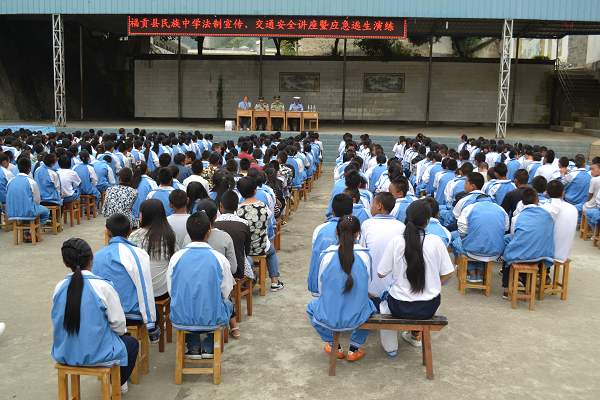 近日,匹河边防派出所联合匹河交警中队到福贡县民族中学开展秋季法制