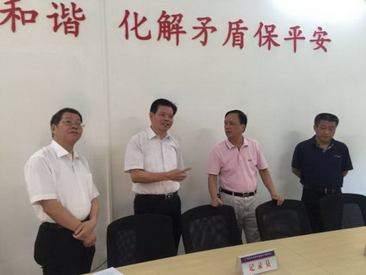 泉州市委常委政法委书记许昆贞率调研组到溪美街道联合调解中心调研