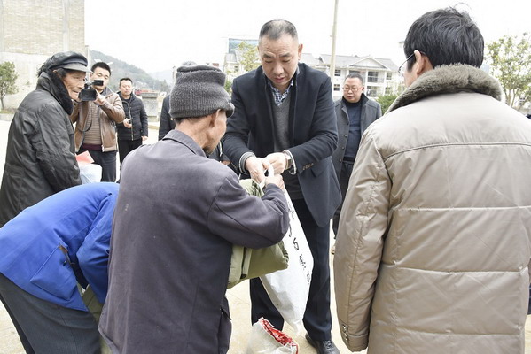 彭容江同志赴威宁县大街乡开展走访慰问活动