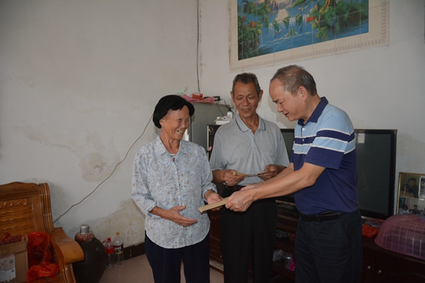 在走访中,黎建华同志代表清远市质监局为贫困户送上节日问候和慰问金.