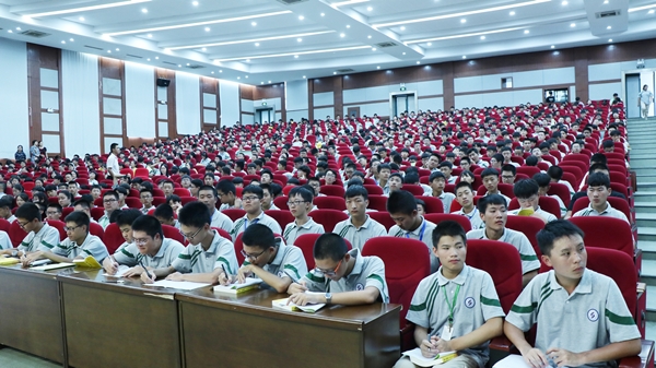 嘉兴技师学院王雪亘校长为2018级新生作"工匠精神"主题讲座