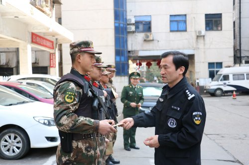 周祥会同志率特警支队联勤办慰问全市公安武警联勤武装巡逻工作