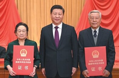 习近平为赵忠贤屠呦呦颁奖