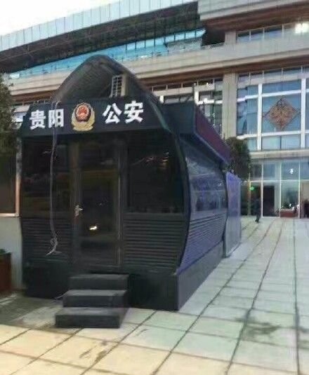 贵阳火车站治安岗亭形似棺材引争议