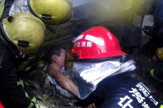 民房发生倒塌丈夫用身体护住妻子 夫妻俩已无大碍