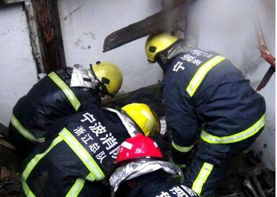 民房发生倒塌丈夫用身体护住妻子 夫妻俩已无大碍