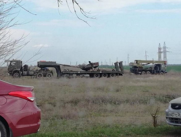 俄罗斯一坦克撞上高压电塔造成自燃引起弹药爆炸