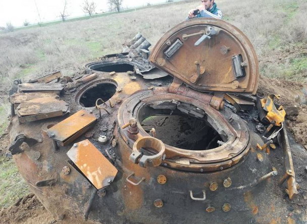 俄罗斯一坦克撞上高压电塔造成自燃引起弹药爆炸