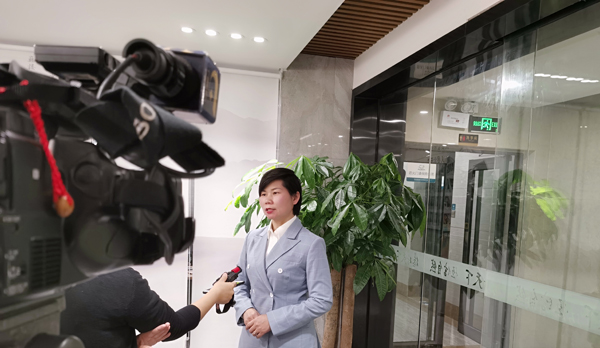 蒋爱兵律师接受广西南国早报记者采访