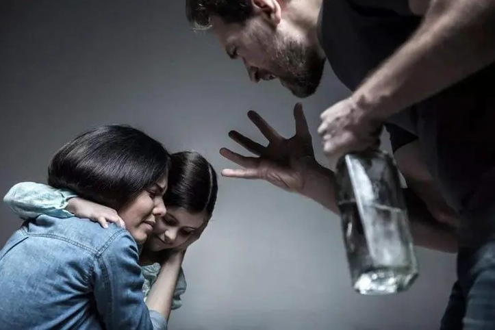 家庭暴力应该怎么处理家庭暴力可以判几年