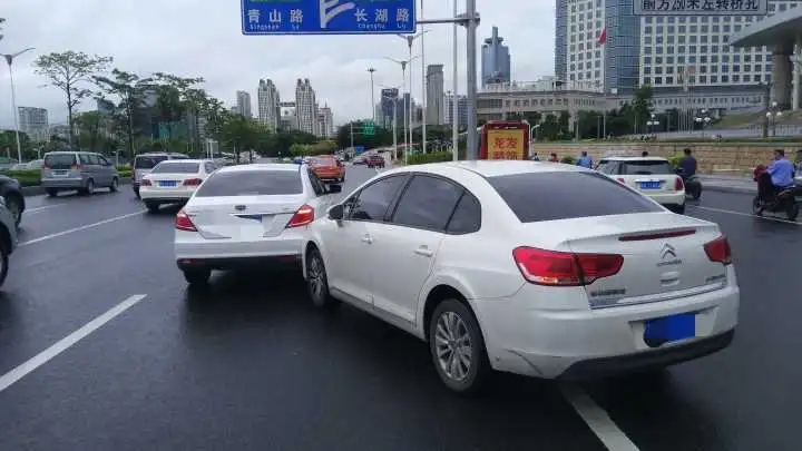 把别人的车刮了怎么处理?把别人的车刮了走了属于肇事逃逸吗?