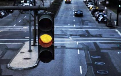 黄灯亮了闯过路口算不算违章?闯黄灯出了事故是什么责任?
