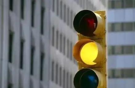 黄灯亮了闯过路口算不算违章?闯黄灯出了事故是什么责任?