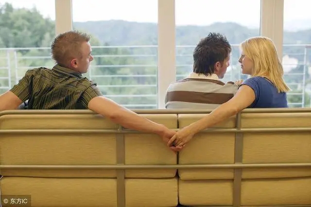 夫妻一方出轨犯法吗?夫妻一方出轨可以让对方净身出户吗?