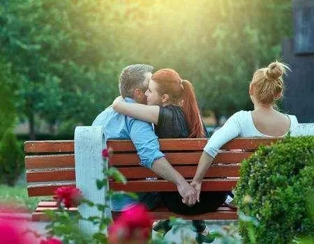 怎么确定对方有婚内出轨的行为?婚内出轨的行为需要承担什么责任?