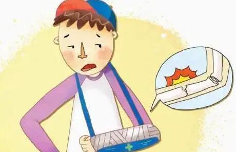 孩子在学校骨折了学校怎么赔偿?孩子在学校骨折了怎么走保险?