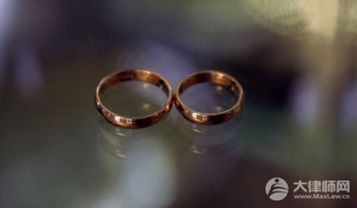 老婆和别人同居可以告她重婚吗?