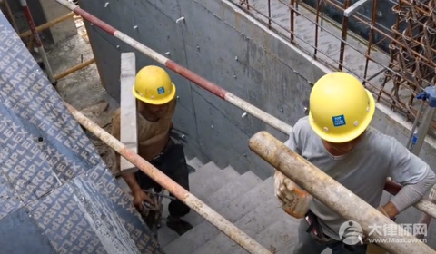 工地受伤公司不管怎么举报?