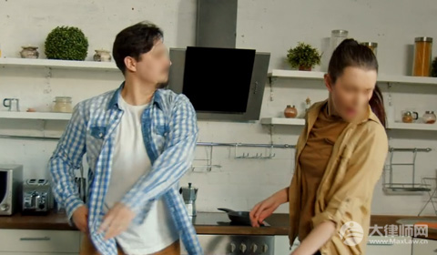 家暴离婚的要赔偿对方吗?