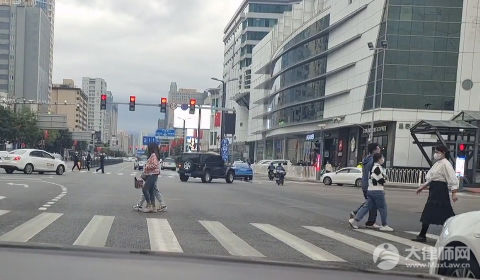 前车轮过线算不算闯红灯?