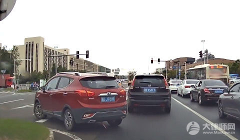 机动车在道路上发生故障，需要停车排除的，应当如何处理?