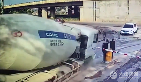 初次申领机动车号牌应在哪里登记?