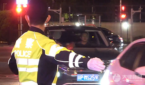 避让救护车闯红灯怎么处理?