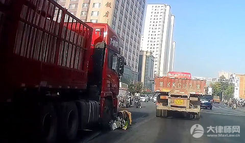 在拉货中出了车祸怎么办?