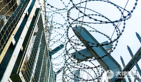 法庭上提供伪造证据是什么罪?
