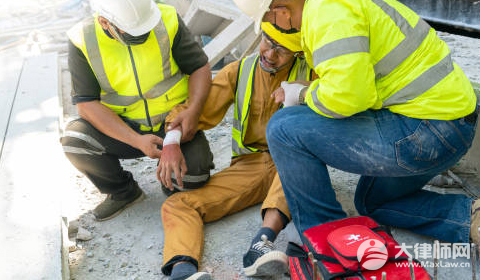 上班时间在厂门口摔伤算不算工伤?