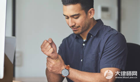 下班从公司楼梯摔倒算不算工伤?