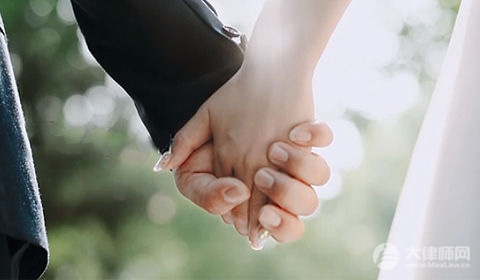 事实婚姻的法律特征是什么?