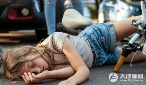 轿车开门造成的交通事故如何划分责任?