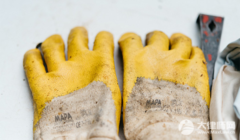 右手大拇指骨折工伤算几级?