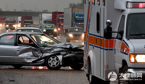 2024被车撞了轻伤如何赔偿?