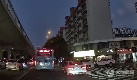 法院拍卖车子车牌照怎么处理?