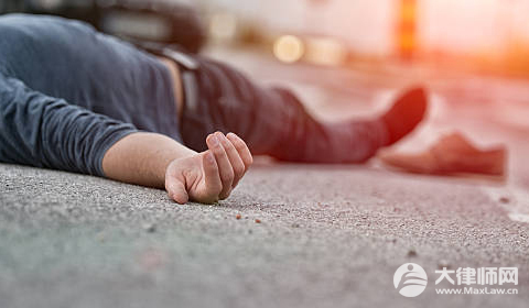 醉酒躺路上被压的事故如何划分责任?