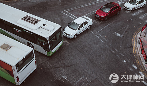 2024与公交车出了事故如何索赔?