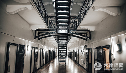 刑事回避是由谁来决定的?2024