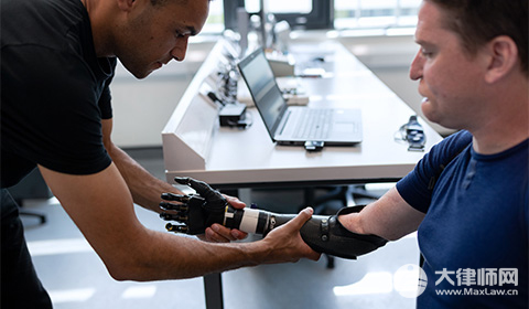 2024上下班途中被车撞能认定为工伤吗?