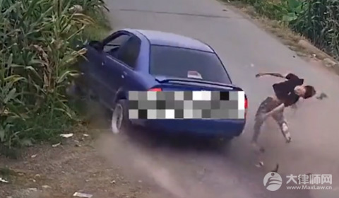 2024在停车场倒车被撞了算谁的责任?