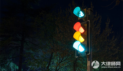 闯黄灯是算违章行为吗?