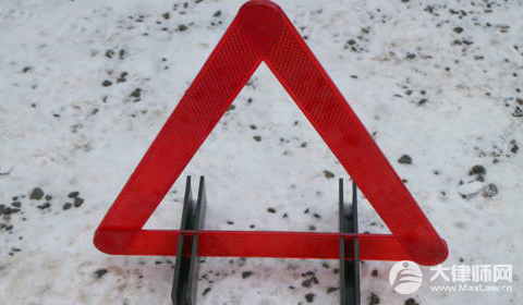 路上遇见乱设路障的向谁投诉?