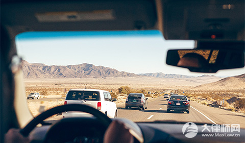 大人抱着小孩坐副驾驶违法吗?