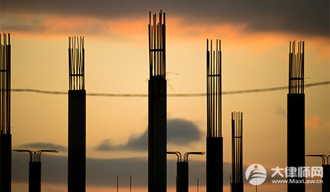 追讨工程欠款起诉书中，如何请求法院支持利息和违约金?