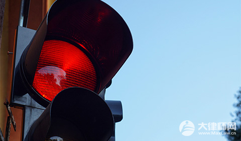 抢红灯的行为构成闯红灯吗?