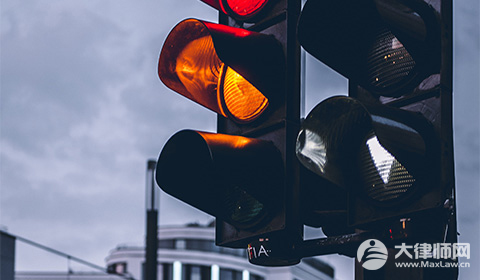 骑自行车在斑马线被撞了责任怎么划分?