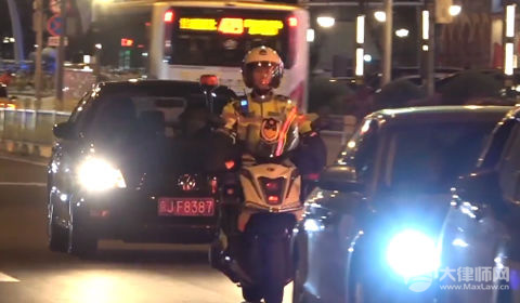 摩托车带12岁以下的小孩违法吗?