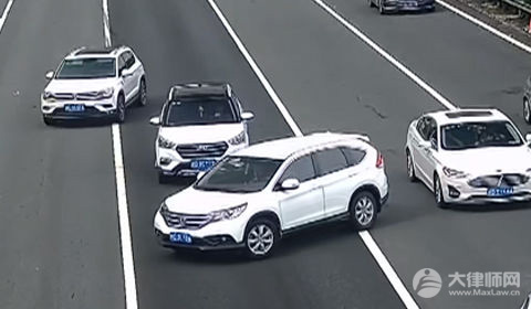 变更车道不打转向灯是违法行为吗?